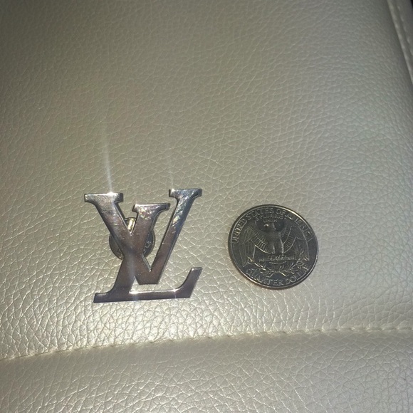 Louis Vuitton pin silver color counter staff - Picture 7 of 7